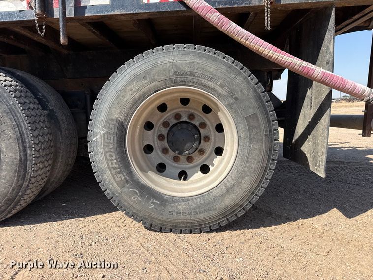 image for item GP9703 1997 Mack CH613 flatbed truck with mud mixing system