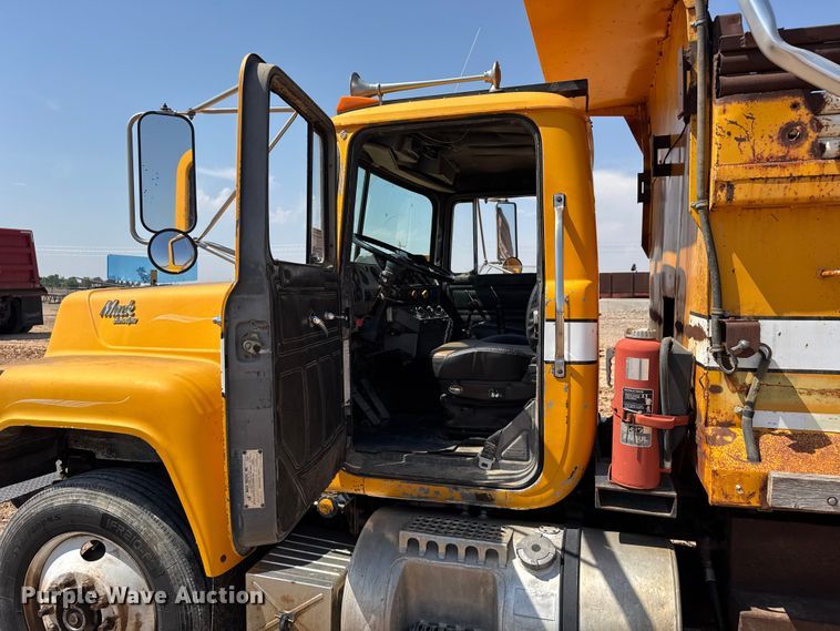 image for item GP9704 1986 Mack R688ST dump truck