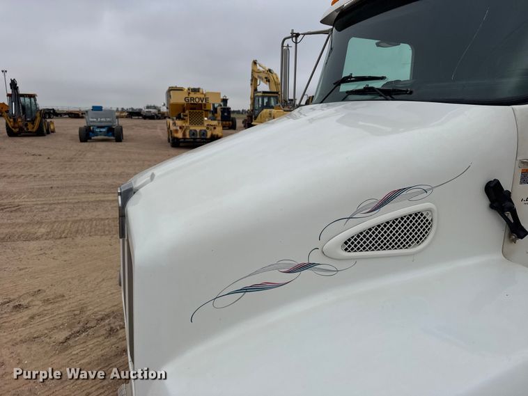 image for item GP9706 2001 Kenworth T300 hydrovac truck