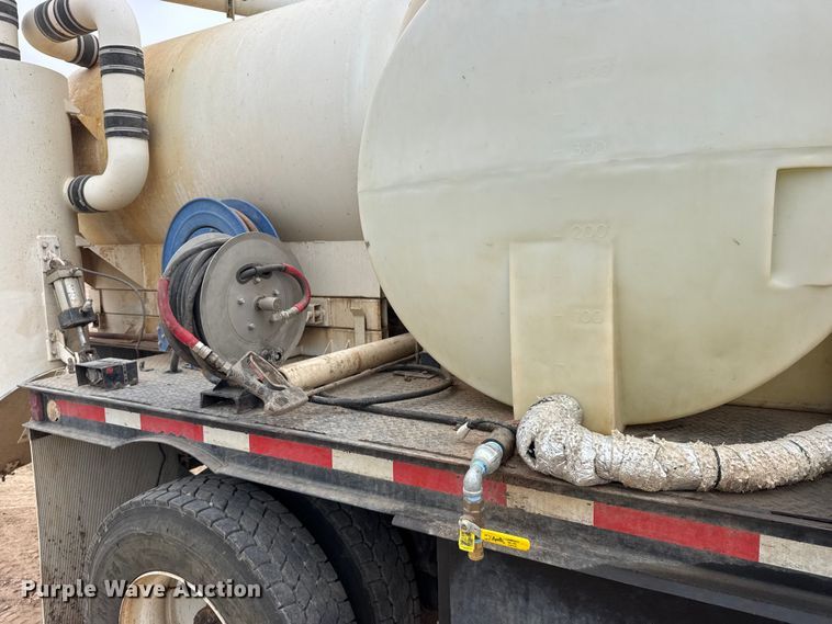 image for item GP9706 2001 Kenworth T300 hydrovac truck