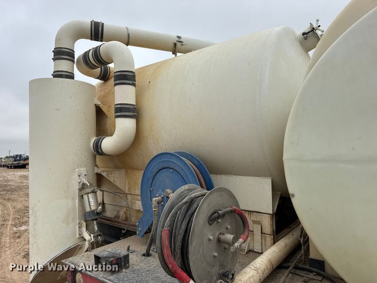 image for item GP9706 2001 Kenworth T300 hydrovac truck