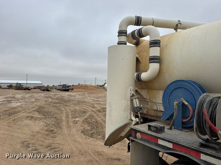 image for item GP9706 2001 Kenworth T300 hydrovac truck