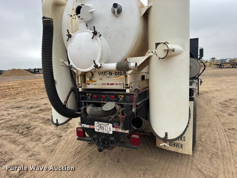 image for item GP9706 2001 Kenworth T300 hydrovac truck