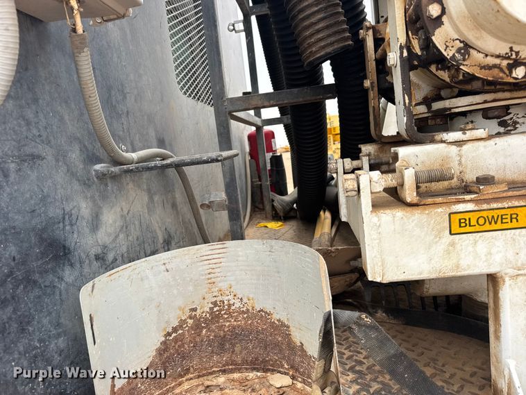 image for item GP9706 2001 Kenworth T300 hydrovac truck