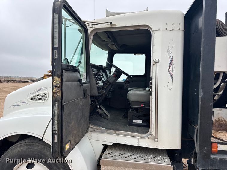 image for item GP9706 2001 Kenworth T300 hydrovac truck