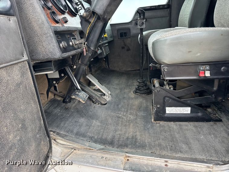 image for item GP9706 2001 Kenworth T300 hydrovac truck