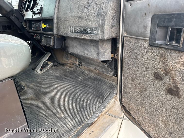 image for item GP9706 2001 Kenworth T300 hydrovac truck