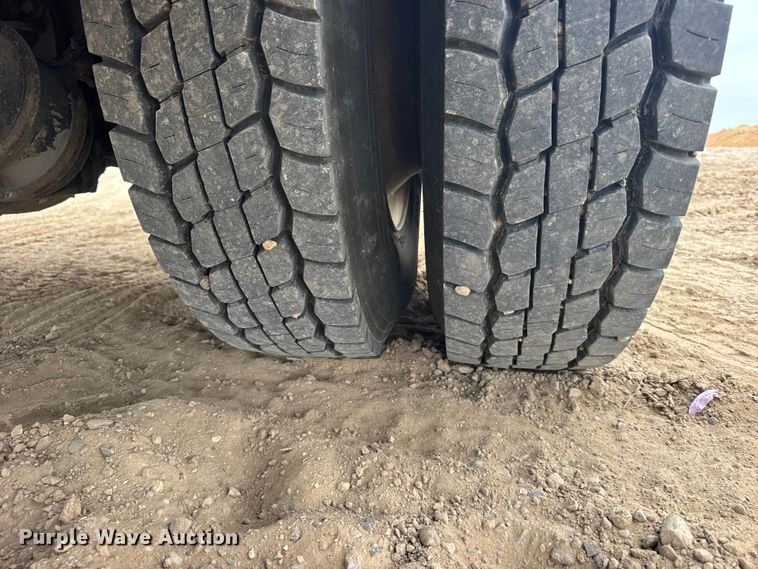 image for item GP9706 2001 Kenworth T300 hydrovac truck