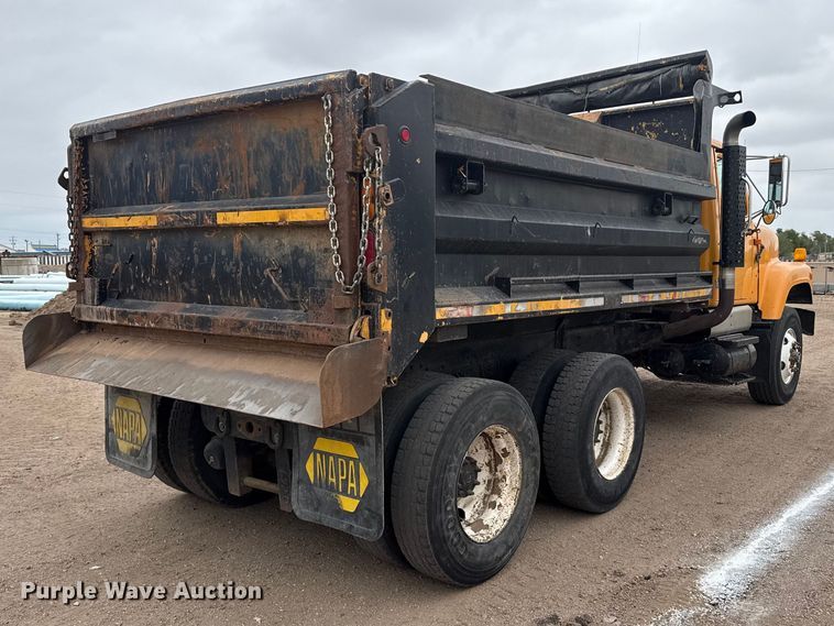 image for item DS6827 2002 International 2554 dump truck