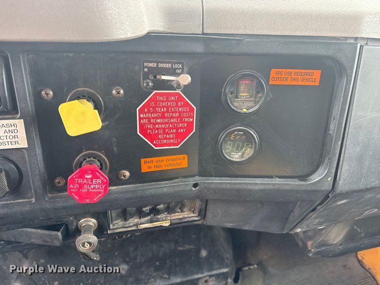 image for item DS6827 2002 International 2554 dump truck