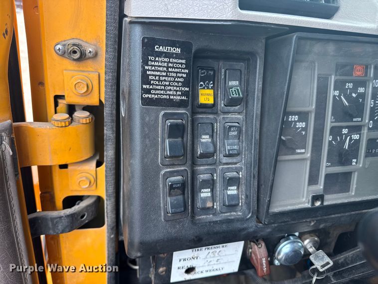 image for item DS6827 2002 International 2554 dump truck