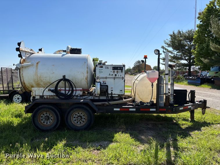 image for item DV4339 2001 High Lite V-T1500D vacuum trailer