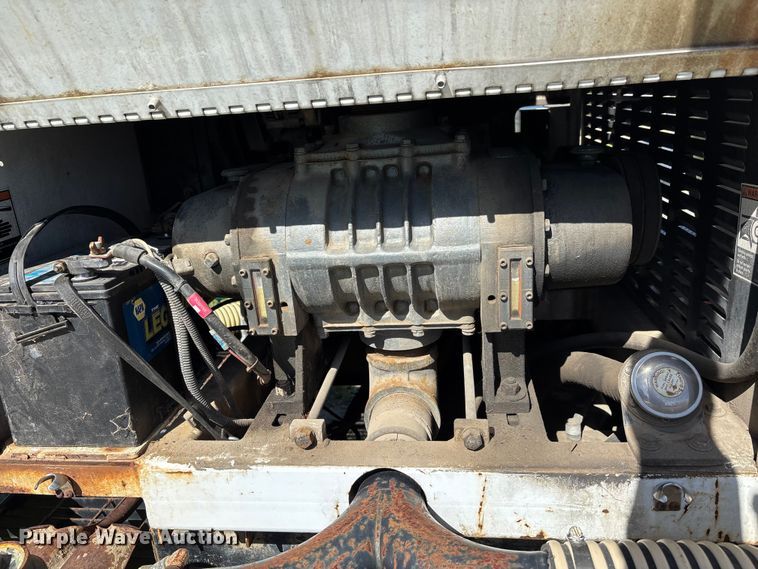 image for item DV4339 2001 High Lite V-T1500D vacuum trailer