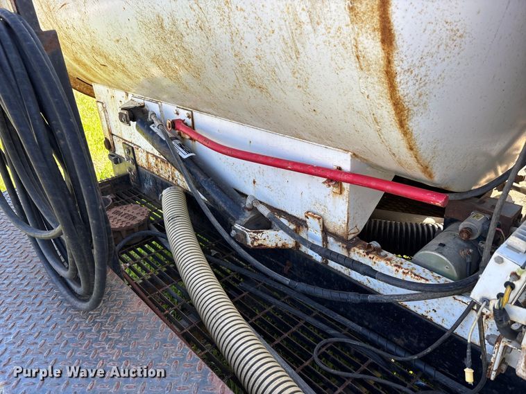 image for item DV4339 2001 High Lite V-T1500D vacuum trailer