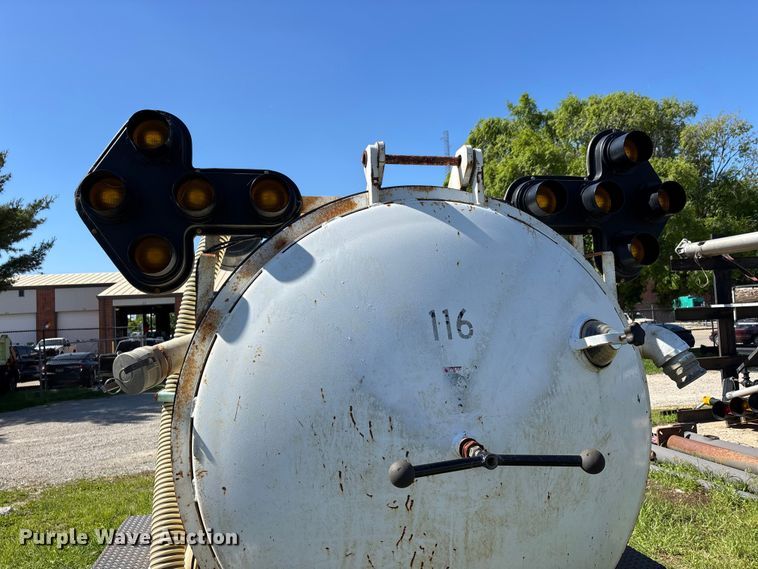 image for item DV4339 2001 High Lite V-T1500D vacuum trailer