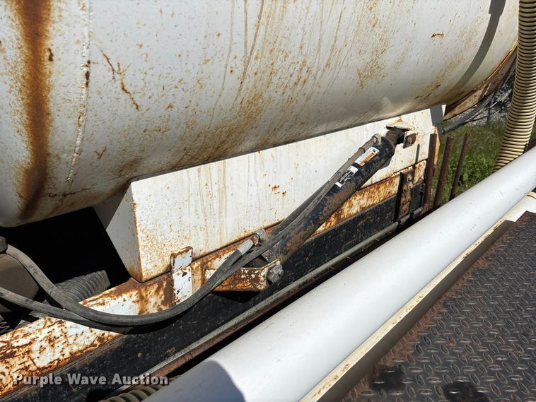 image for item DV4339 2001 High Lite V-T1500D vacuum trailer