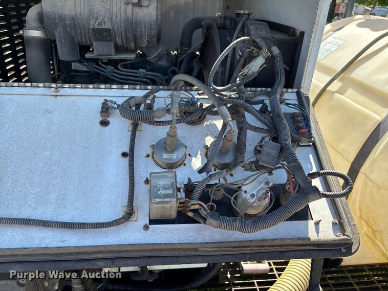 image for item DV4339 2001 High Lite V-T1500D vacuum trailer
