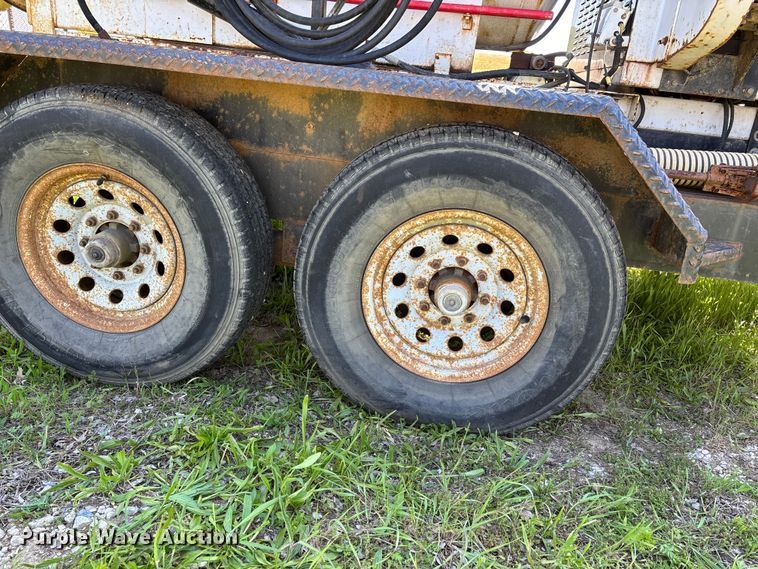 image for item DV4339 2001 High Lite V-T1500D vacuum trailer