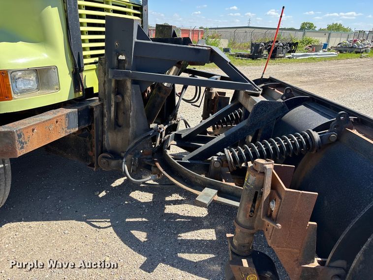 image for item DV4340 2000 International 4900 dump truck