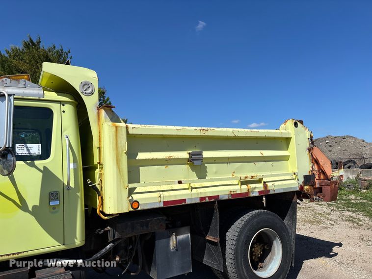 image for item DV4340 2000 International 4900 dump truck