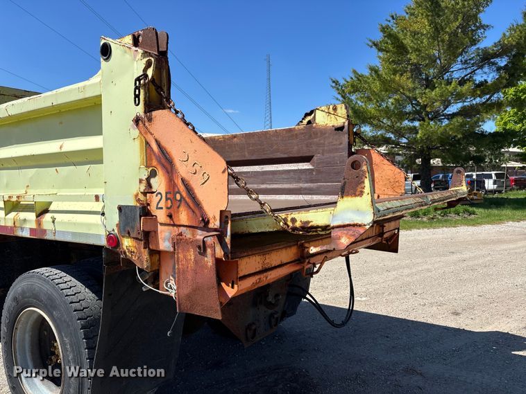 image for item DV4340 2000 International 4900 dump truck