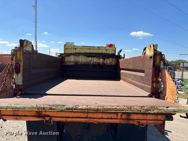 image for item DV4340 2000 International 4900 dump truck