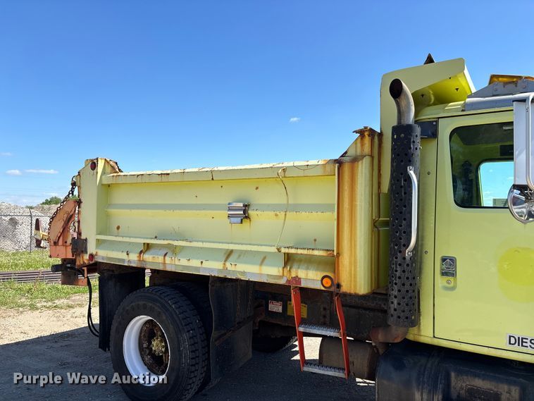 image for item DV4340 2000 International 4900 dump truck