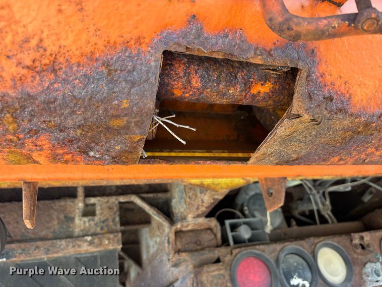 image for item DV4340 2000 International 4900 dump truck
