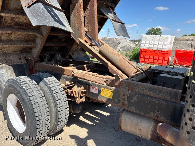 image for item DV4340 2000 International 4900 dump truck