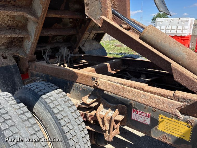 image for item DV4340 2000 International 4900 dump truck
