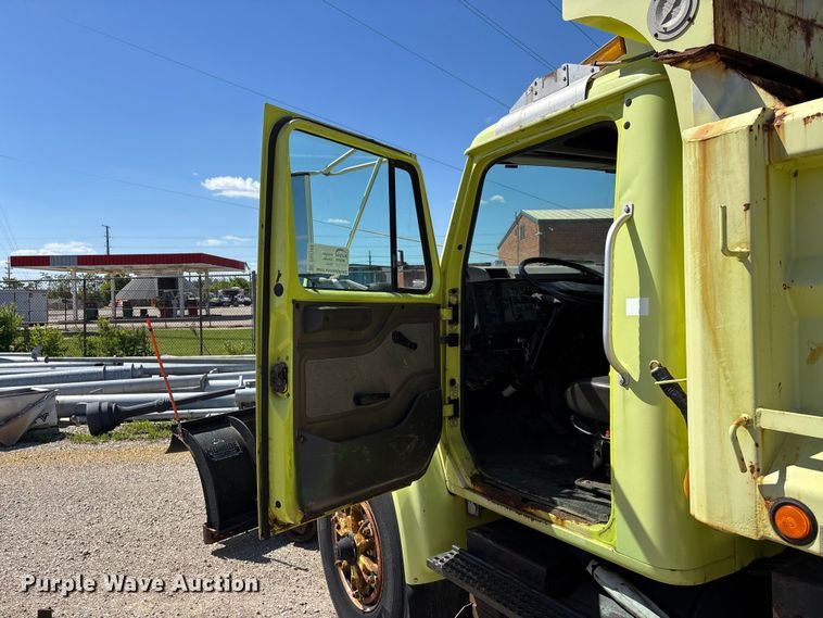 image for item DV4340 2000 International 4900 dump truck