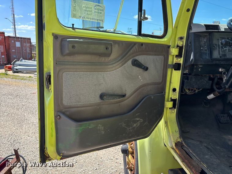 image for item DV4340 2000 International 4900 dump truck