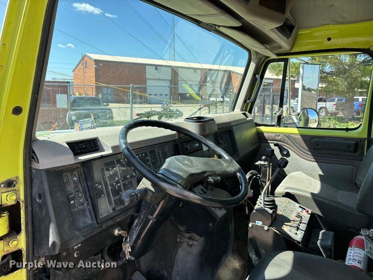 image for item DV4340 2000 International 4900 dump truck