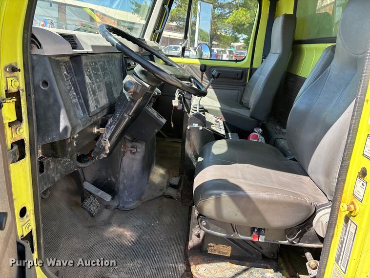 image for item DV4340 2000 International 4900 dump truck
