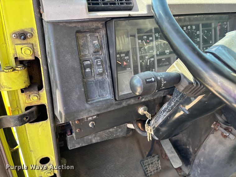 image for item DV4340 2000 International 4900 dump truck