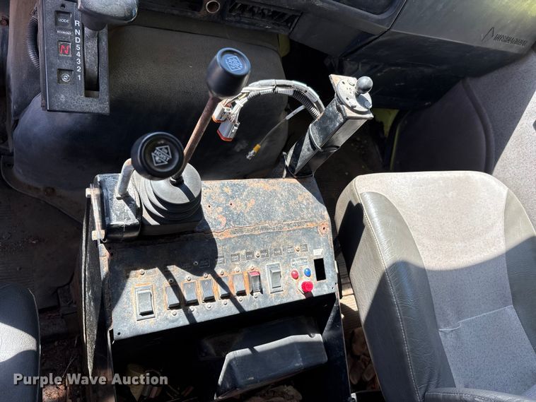 image for item DV4340 2000 International 4900 dump truck