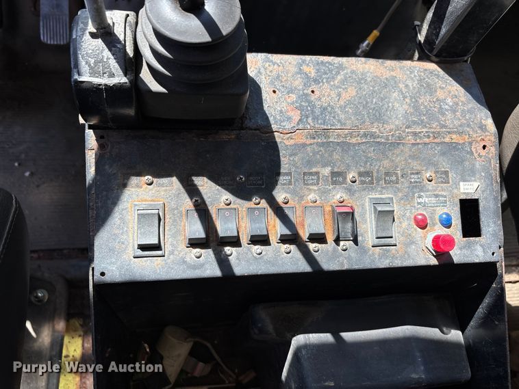 image for item DV4340 2000 International 4900 dump truck