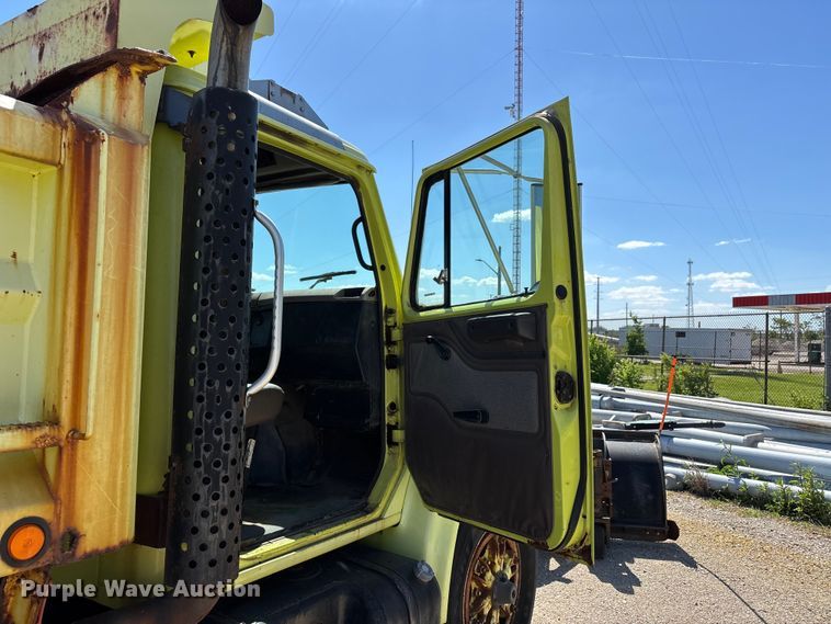 image for item DV4340 2000 International 4900 dump truck