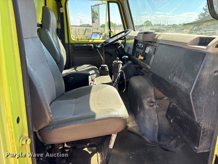 image for item DV4340 2000 International 4900 dump truck