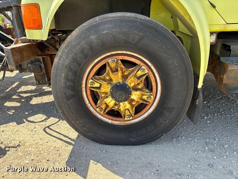 image for item DV4340 2000 International 4900 dump truck