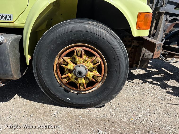 image for item DV4340 2000 International 4900 dump truck