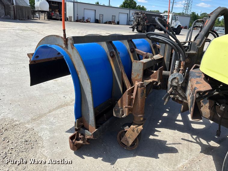 image for item DV4341 2004 Peterbilt 330 dump truck