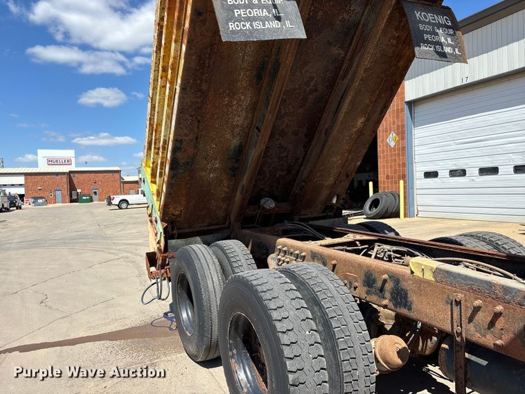image for item DV4341 2004 Peterbilt 330 dump truck