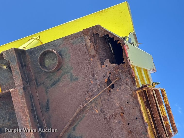 image for item DV4341 2004 Peterbilt 330 dump truck