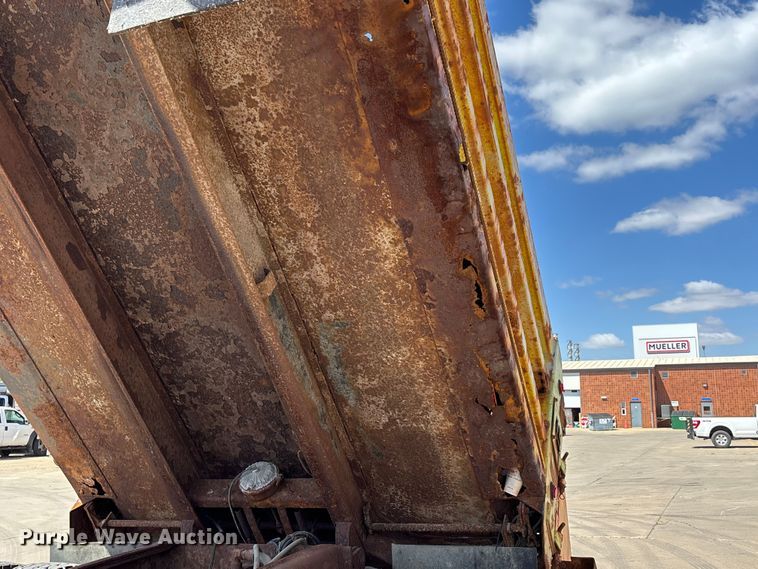 image for item DV4341 2004 Peterbilt 330 dump truck