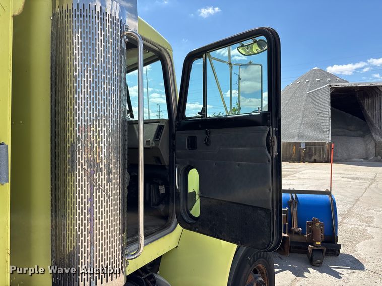 image for item DV4341 2004 Peterbilt 330 dump truck