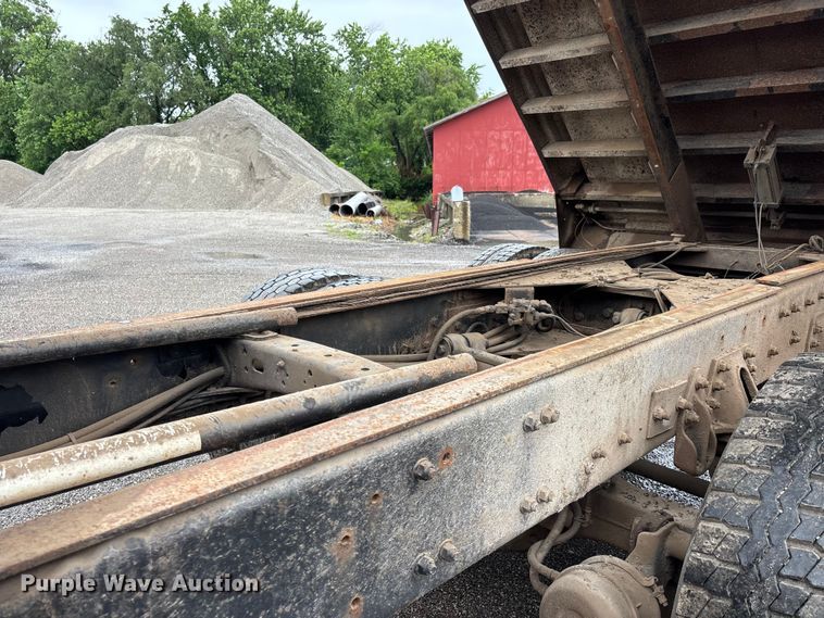 image for item DV4382 2001 Freightliner FL80 dump truck
