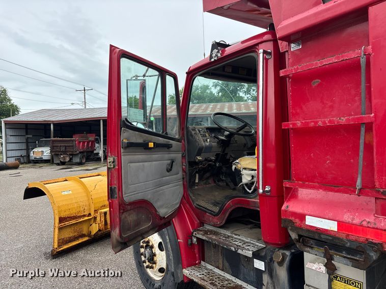 image for item DV4382 2001 Freightliner FL80 dump truck