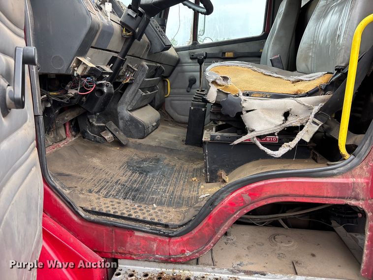 image for item DV4382 2001 Freightliner FL80 dump truck