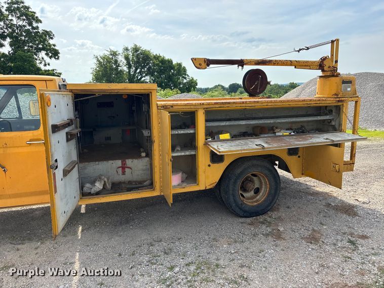 image for item DV4397 1991 Ford F350 utility bed pickup truck